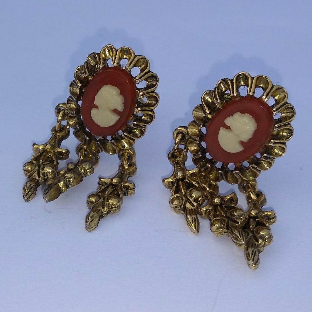 Mid-Century CELEBRITY Antiqued Gold Molded Cameo Clip On Dangle Earrings VINTAGE - Picture 4 of 8